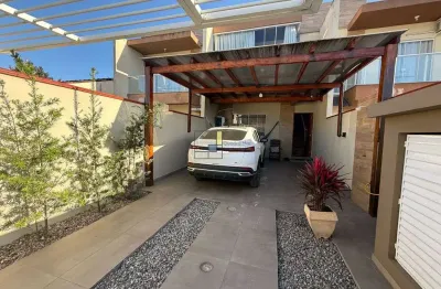 Sobrado geminado com 160m², 2 suítes no bairro gravatá navegantes.