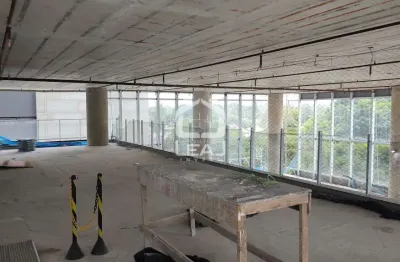 Laje corporativa de 680m² com 4 vagas de garagem, 6 banheiros e 2 coziinhas à venda e para locação,