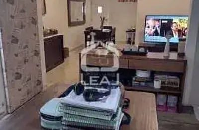 Casa em condomínio à venda possui 140m2 com 4 dormitórios sendo 1 suíte, no valor de r$ 690.000,00