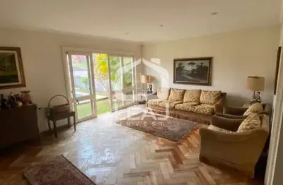 Sobrado à venda de 350m² no Morumbi com 6 quartos sendo 4 suítes co 4 vagas de garagem