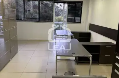 Sala comercial mobiliada para locação de 42 m² com ar-condicionado e 2 vagas