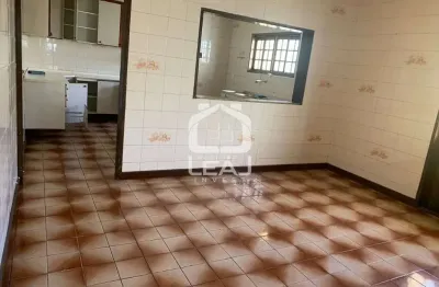 Sobrado á venda possui 207 metros quadrados com 3 quartos e 2 vagas de garagem no parque maria hele