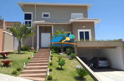 Casa com arquitetura colonial em condomínio fechado