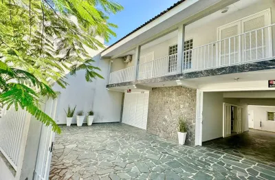 Sobrado a 1 quadra do mar com 5 quartos climatizados - centro, guaratuba/pr