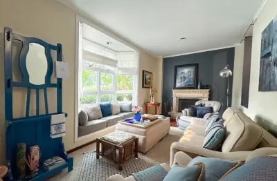 Casa à venda - 4 Dorm. - 2 suítes - 402m2 - Arborizada e com Edícula