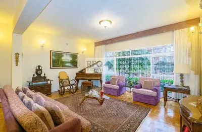 Sobrado na aclimação com 280m² muito espaçosa e elegante é perfeita para quem procura conforto, privacidade e estilo.