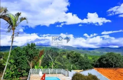 Casa espaçosa com piscina e churrasqueira a venda em atibaia