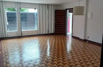 Casa bem arejada e clara em uma rua arborizada e tranquila, com vigias 24 horas na regiao do jardim da gloria para venda !!!