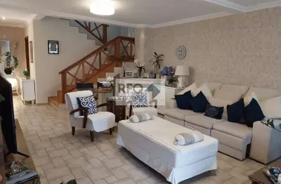 Venha conhecer esta incrível casa em condomínio com 3 suítes completas de armários, todas com terraço e uma vista deslumbrante para a pedra grande