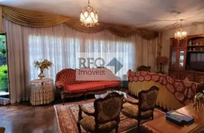 Venha conhecer esta maravilhosa casa de esquina, térrea e repleta de conforto, localizada em uma rua extremamente tranquila!