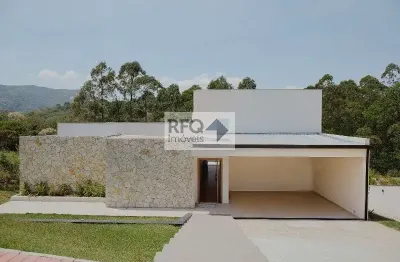 Casa de luxo em condomínio em mairiporã-sp, 3 quartos, 3 suítes, 2 salas, 4 banheiros, 6 vagas, 338,18 m².