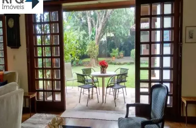 Casa térrea, com ambiente charmoso, acolhedor, com muito verde e jardim espaçoso com frondosas árvores. terreno de 1000 metros!!