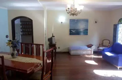 Excelente casa no jardim da glória. casa bem espaçosa, ensolarada e good vibes.
