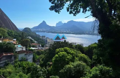 Maravilhosa casa com 5 pavimentos, sendo 3 suítes, 234 m², à venda na lagoa.