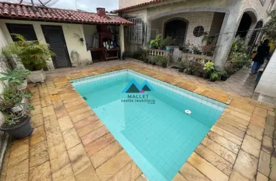 Linda casa com 2 quartos, sendo 1 suíte, 131m², com piscina e churrasqueira à venda na Penha Circular.