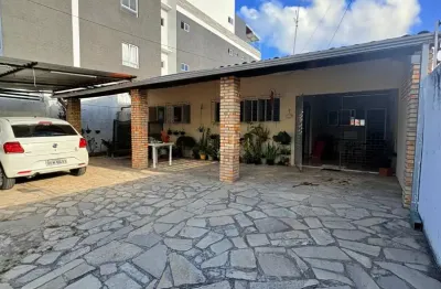 Casa espaçosa num terreno de 12m de testada x 30 m de fundos no Altiplano