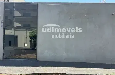 Casa comercial com 4 salas para alugar na Nossa Senhora Aparecida, Uberlândia 