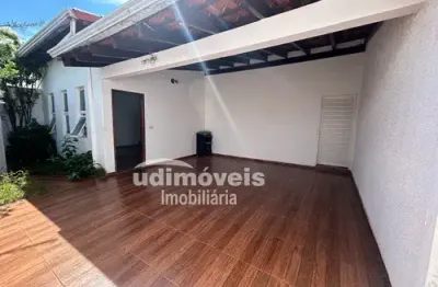 Casa com 3 quartos à venda na Cidade Jardim, Uberlândia 