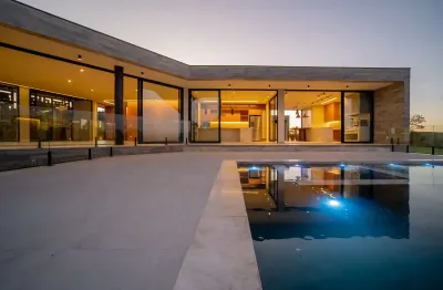 Residência icônica de 623 m² no Condomínio Dona Carolina – arquitetura autoral, vista permanente e lazer de resort