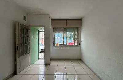 Casa com 2 quartos para alugar no Centro, Pelotas 