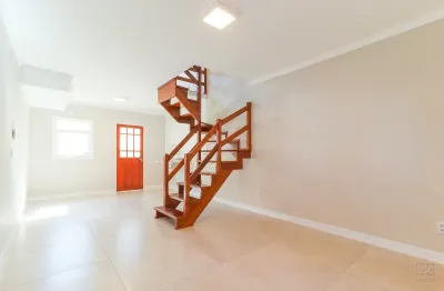 Linda casa em condomínio, com 3 quartos, suíte e closet, na Rua Afonso Arinos, bairro Camaquã