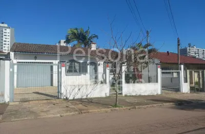 Excelente casa na rua professor pedro santa helena – jardim botânico – porto alegre - rs