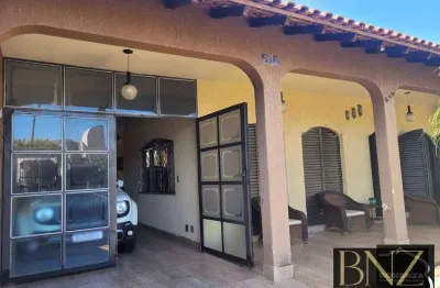 Casa com 3 quartos à venda no Centro, Arapongas 