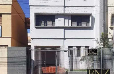 Sobrado versátil no centro: ideal para uso comercial ou residencial !