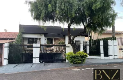 Linda casa em estilo clássico disponível para venda na vila aymoré.