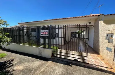 Casa com 3 quartos para alugar na Rua Pioneiro Abílio Gaspar, 84, Parque Avenida, Maringá