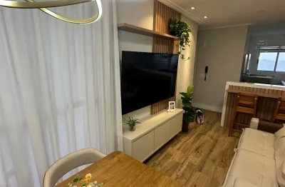Apartamento novo, decorado, rico em móveis planejados, ótima localização