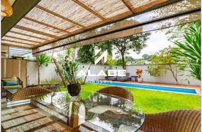 Casa em condomínio com 424m² em Jardim Cordeiro, 4 suítes, piscina e espaço gourmet
