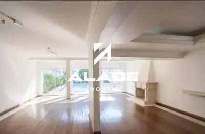 Casa com 365 m², 5 quartos sendo 4 suítes à venda no bairro Jardim dos Estados.
