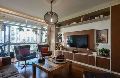 Apartamento com 182 m² no bairro Moema totalmente reformado.