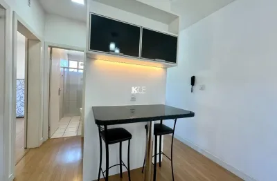 Apartamento  semimobiliado, bem ventilado, sol da tarde, conta com 02 dormitórios, 01 banheiro, sala estar/jantar com sacada fechada, cozinha com planejados, geladeira, fogão, área de serviço e vaga d
