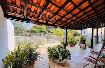 Sobrado Grande - Arquitetura de Casa de Campo + Edícula / 4 dormitórios (2 suítes) / Varanda / Quintal / Área Gourmet / 3 vagas cobertas