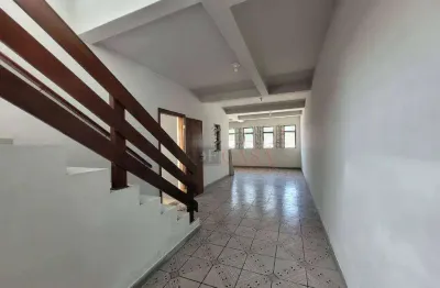 Sobrado Grande 200m² - 4 dorm. (1 suíte com varanda) / 2 vagas cobertas / Terreno para Piscina