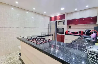 Sobrado a venda com 3 dormitórios sendo 1 suíte com 4 vagas de garagem próximo ao metrô Vila Matilde.