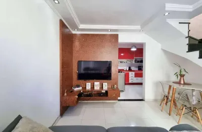 Sobrado em condomínio a venda na Vila Carmosina com 2 suítes e 1 vaga de garagem coberta.