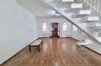 Sobrado na Mooca com 3 dormitórios com 1 suíte e 2 vagas de garagem.