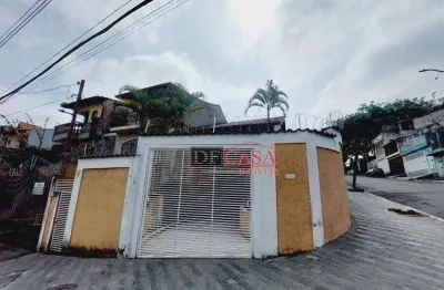 Sobrado com 3 dormitórios (1 suíte e sacada), 5 vagas de garagem, quintal, churrasqueira. Jardim Nossa Senhora do Carmo - São Paulo/SP