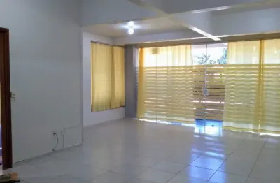 Alugo apto de 2 quartos. com na Rua da Faculdade, no Jardim Santa Maria