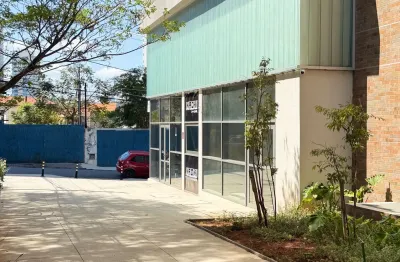 More oa lado do Metro Broklin, Ab Berrini. Local tranquilo e repleto de comércio,