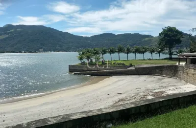 Mansão em Mangaratiba com acesso direto a duas praias, piscina, espaço gourmet, quadras e vista deslumbrante