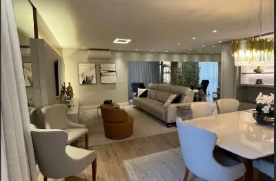 Cobertura Ampla com Área Externa e Piscina – Centro de Itajaí