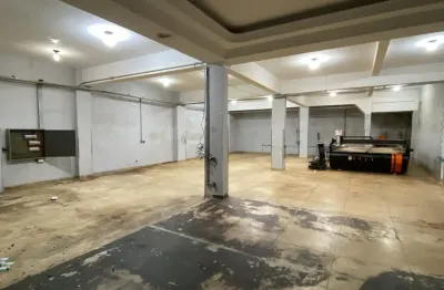 Salão comercial com 168m2.  Trifásico. Excelente localização, com trifásico