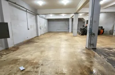 Salão comercial com 168m2.  Trifásico. Excelente localização, com trifásico