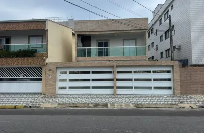 Sobrado geminado em condomínio fechado, com 2 dormitórios a menos de 500 metros do mar