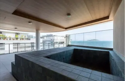 Lindo apartamento com piscina na varanda e gourmet, planta maravilhosa, com vista frente mar e lateral lagoa, em condomínio com érea em comum estilo clube completo.3 quartos, 1 suíte com varandão este