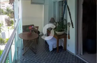 Apartamento Impecável, Projetado por Arquiteto, Próximo à Praia de Itacoatiara  Excelente apartamento com localização privilegiada, a poucos minutos da Praia de Itacoatiara. Imóvel totalmente projetad